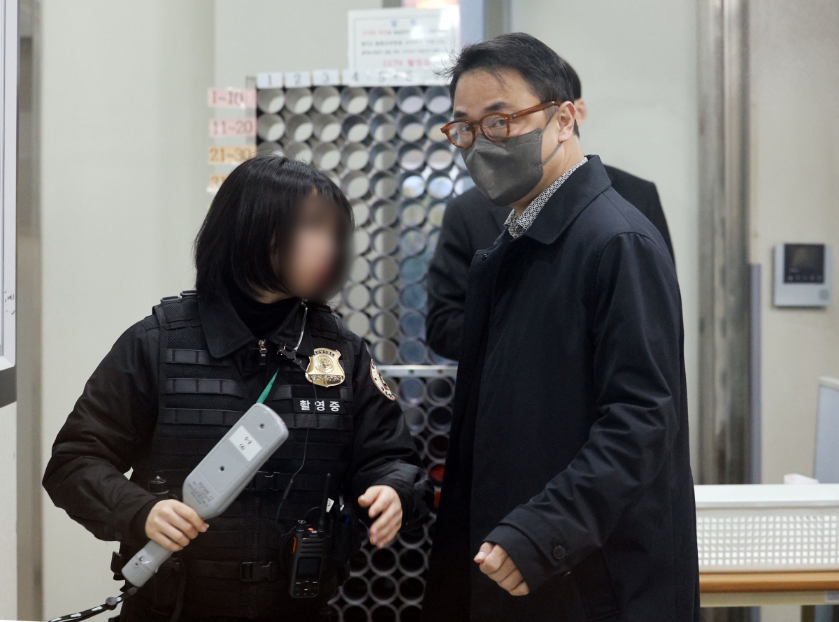 양평 공흥지구 개발 특혜 의혹에 연루된 김건희 여사의 오빠 김진우 씨가 19일 서울 서초구 서울중앙지법에서 열린 구속 전 피의자 심문(영장실질심사)에 출석하고 있다. 2025.11.19. 연합뉴스