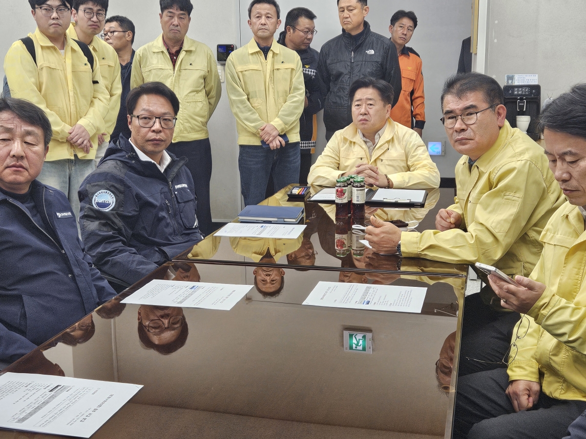 오영훈 제주지사가 19일 오후 10시 30분쯤 제주항 여객선터미널을 찾아 관계기관으로부터 사고 경위와 승객 안전 조치 상황을 보고받고 대응을 지휘하고 있다. 제주도 제공