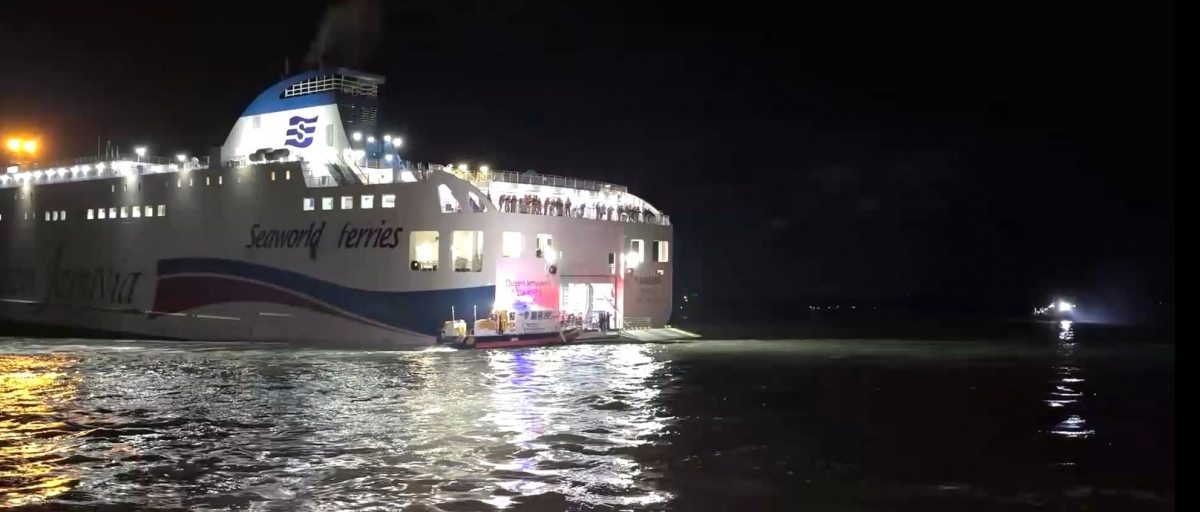 19일 오후 8시 17분쯤 제주에서 목포로 향하던 여객선인 퀀제누비아 2호가 전남 신안군 장산도 족도에 좌초되자 해경이 구조에 나섰다. 목포해양경찰서 제공 영상 캡처