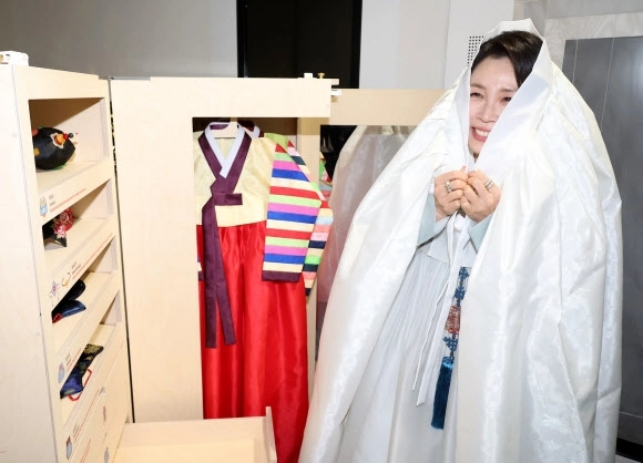 [포토] ‘장옷 착용’ 김혜경 여사 | 서울신문