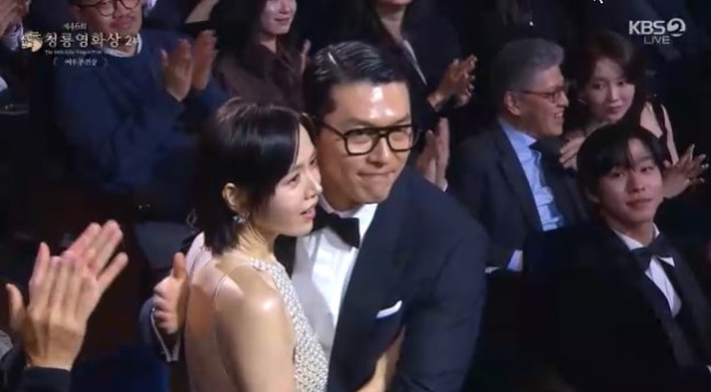 손예진 현빈 부부가 ‘제46회 청룡영화상’에서 나란히 주연상을 받았다. KBS 2TV ‘제46회 청룡영화상’ 시상식 중계 캡처