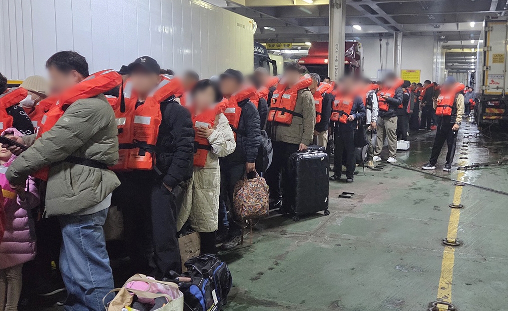 19일 오후 8시 17분쯤 전남 신안군 장산면 장산도 인근 해상에서 2만 6546t급 여객선 퀸제누비아 2호가 좌초돼 승객들이 구명조끼를 입고 구조를 기다리고 있다. 뉴스1