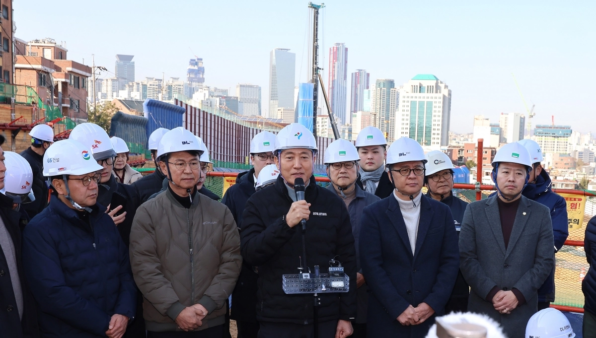 오세훈(가운데) 서울시장이 19일 서울 동작구 노량진 재정비촉진지구 착공 현장을 방문해 발언을 하고 있다. 연합뉴스