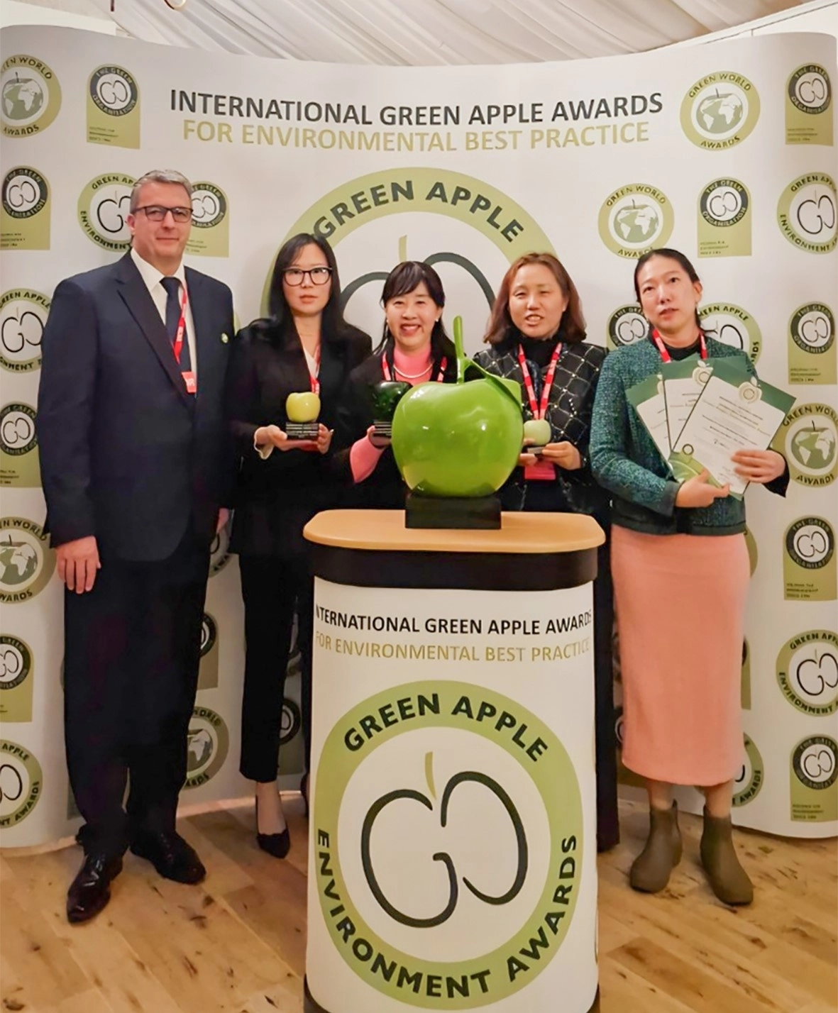 서울 서초구 직원들이 영국 런던에서 열린 그린애플어워즈 시상식에서 기념사진을 찍고 있다. 서초구 제공