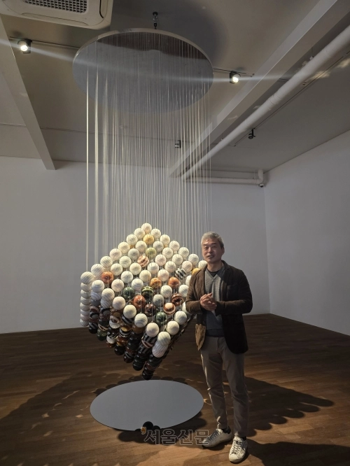 이탈리아에서 활발히 활동 중인 조각가 박은선이 서울 종로구 가나아트센터에서 관람객이 만지고 밀며 소리를 즐길 수 있는 작품 ‘큐브’를 설명하고 있다.