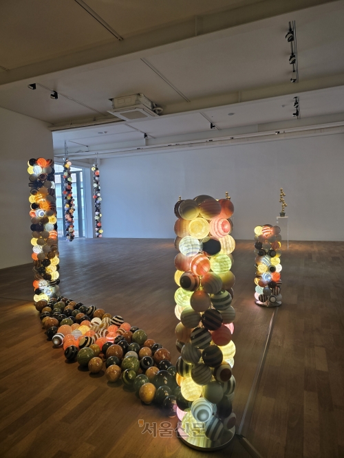 사진 속 작품은 대리석으로 만든 구 안에 조명을 넣은 ‘무한 기둥-확산’이다.