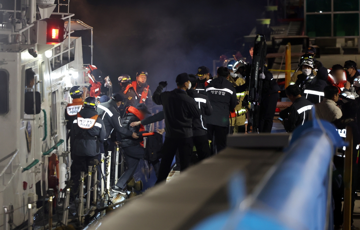 19일 오후 전남 목포시 목포해양경찰서 전용 부두로 여객선 퀸제누비아2호 탑승객들이 구조돼 이동하고 있다. 267명이 탑승한 퀸제누비아2호는 이날 오후 8시 17분쯤 전남 신안군 장산도 남방 족도에 좌초됐다. 2025.11.19 연합뉴스
