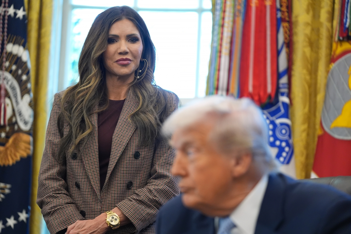 크리스티 놈 미국 국토안보부 장관이 워싱턴 백악관 오벌오피스에서 열린 2026 FIFA 월드컵 태스크포스 회의에서 도널드 트럼프 대통령의 발언을 듣고 있다. 2025. 11. 17. AP뉴시스