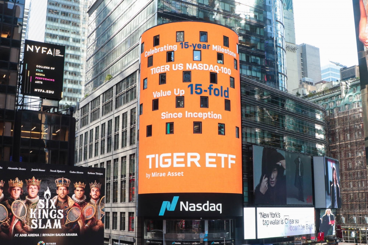 미래에셋자산운용의 TIGER미국나스닥100 ETF가 상장 15주년을 맞았다. 사진은 ETF 상장 15주년과 주가 15배 상승 달성을 기념해 미국 나스닥 타워에 게재된 축하 메시지. 미래에셋자산운용 제공