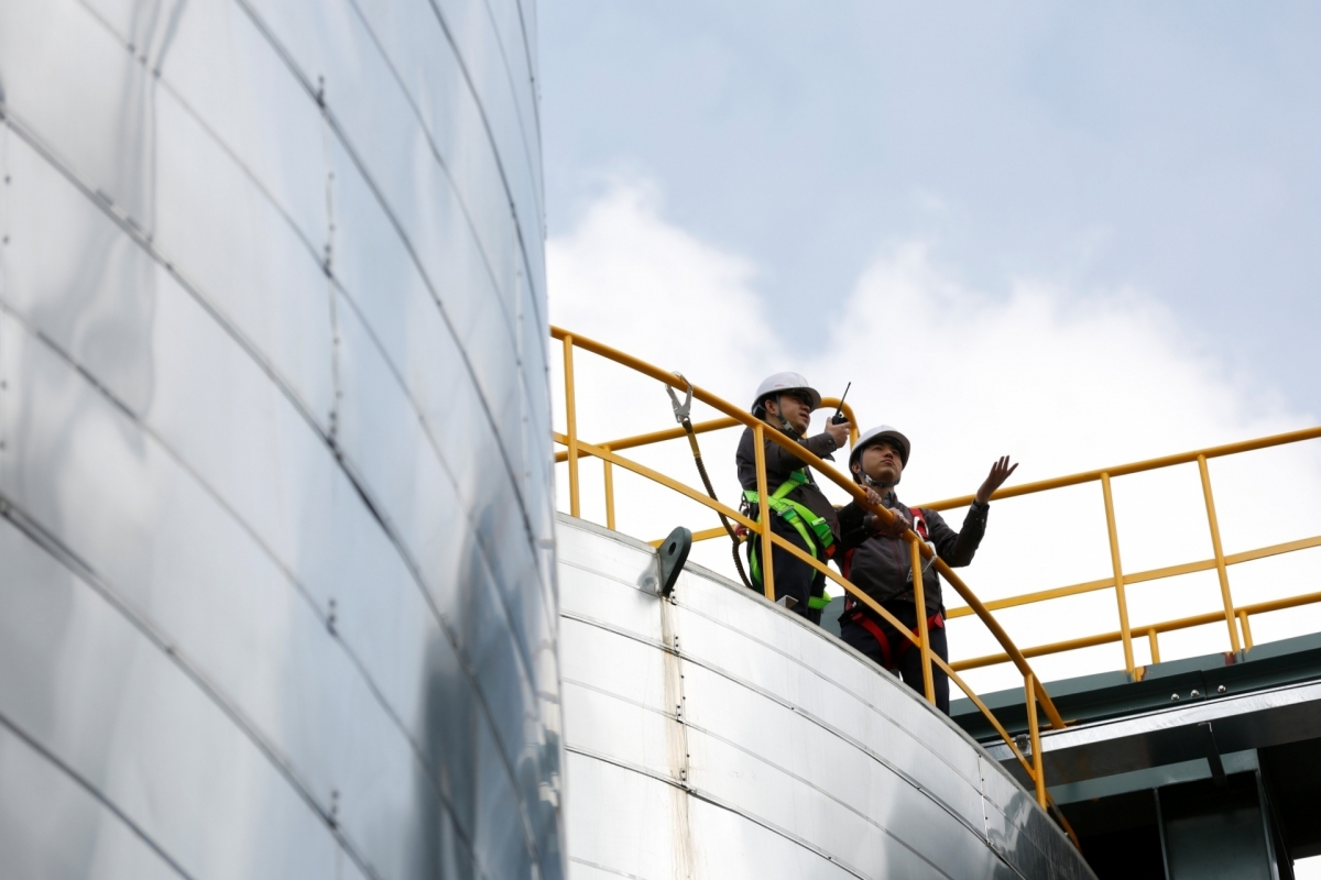 금호석유화학 직원들이 작업에 열중하고 있다. 금호석유화학 제공