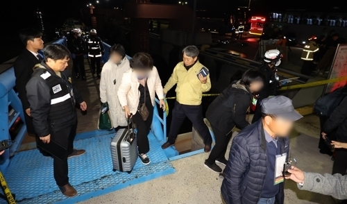 19일 좌초된 퀸제누비아2호 승객들이 무사히 구조돼 목포해경 전용부두로 이동하고 있다. (목포해경 제공)