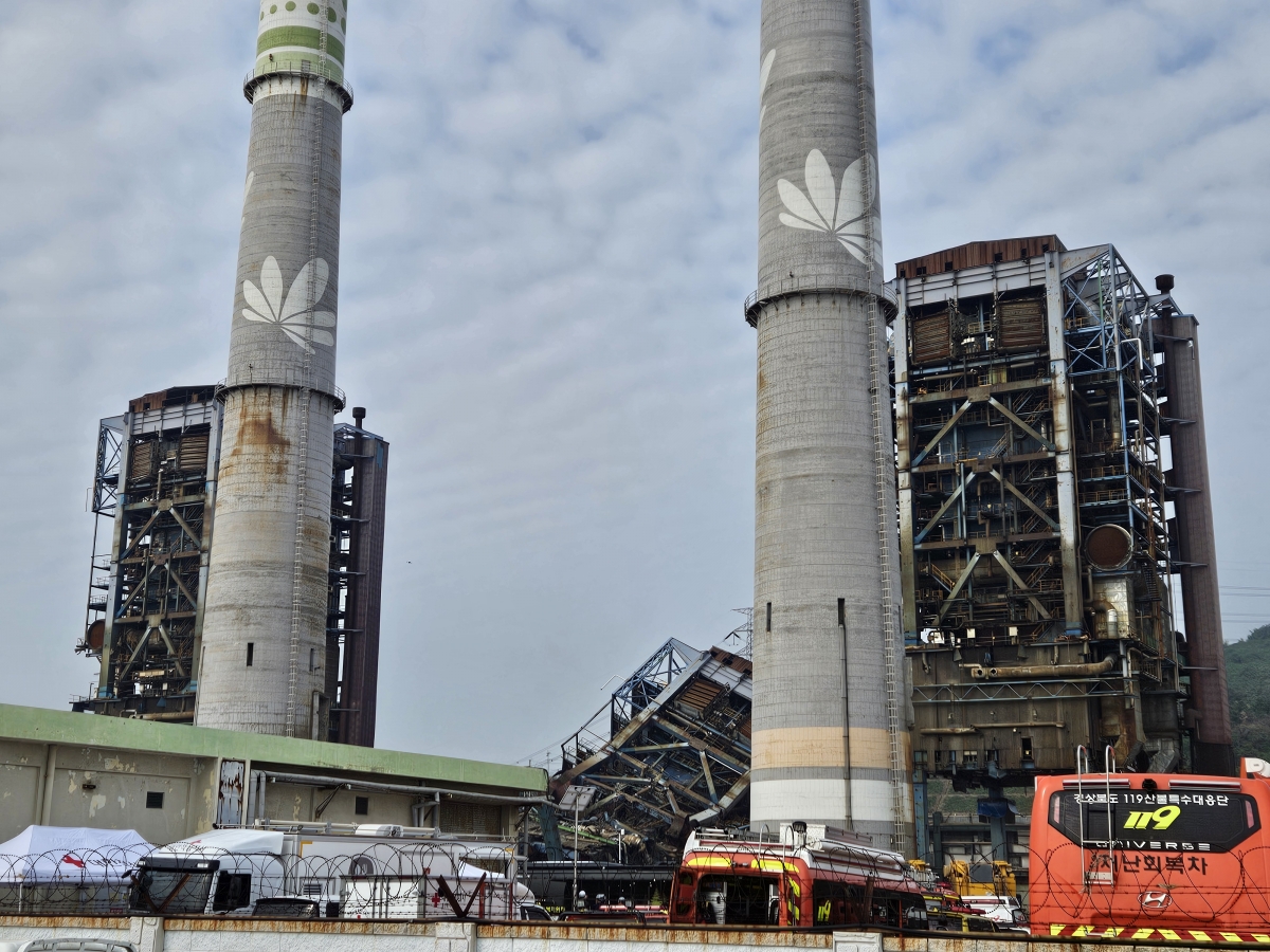 지난 6일 오후 2시 2분쯤 한국동서발전 울산화력발전소에서 발생한 보일러 타워 5호기 붕괴사고 현장. 서울신문DB