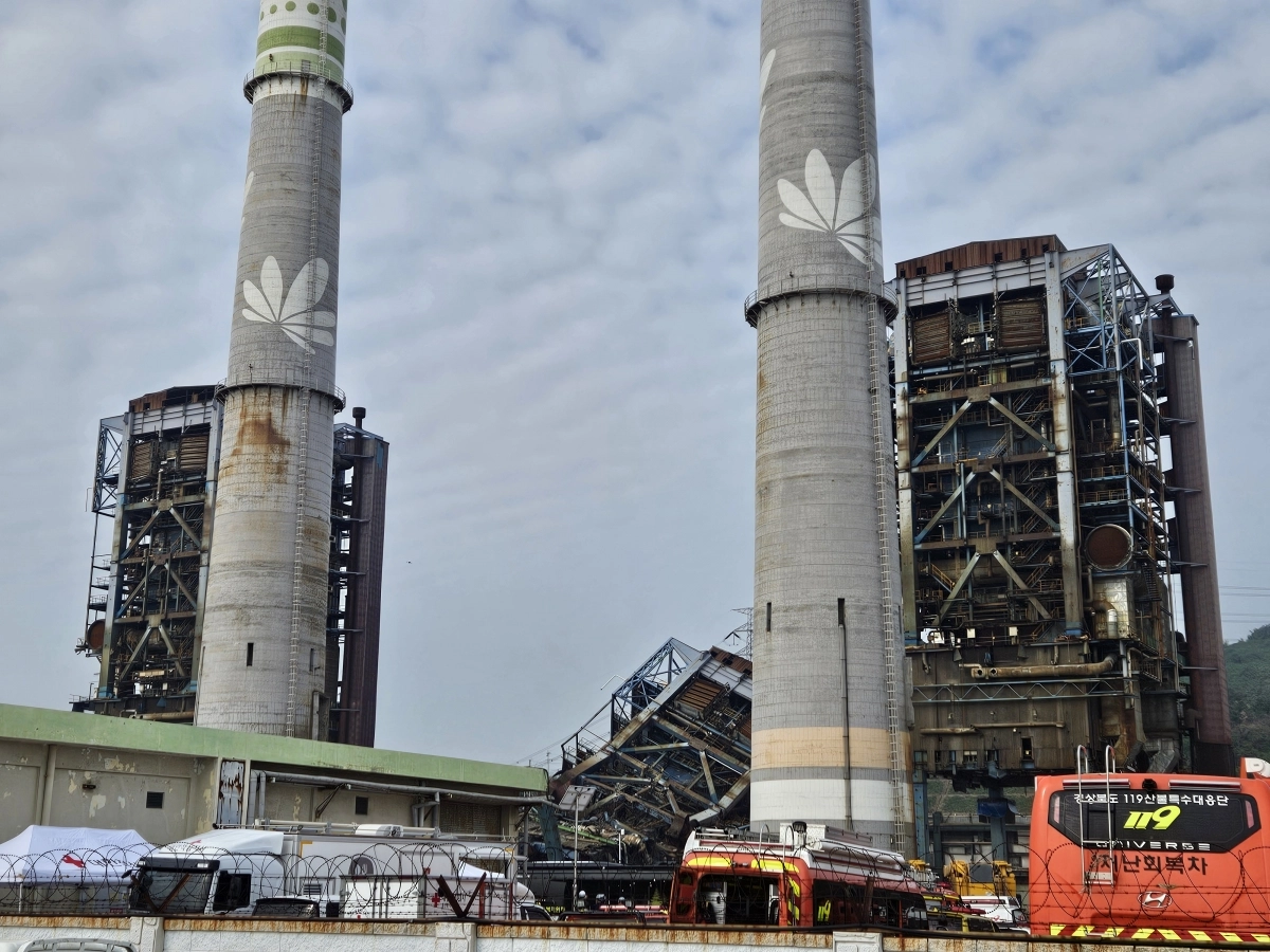 지난 6일 오후 2시 2분쯤 한국동서발전 울산화력발전소에서 발생한 보일러 타워 5호기 붕괴사고 현장. 서울신문DB