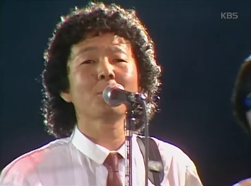 1984년 12월 KBS 가요대상 무대에서 노래하는 밴드 무당의 최우섭. 유튜브 채널 ‘어게인 가요톱10’ 캡처