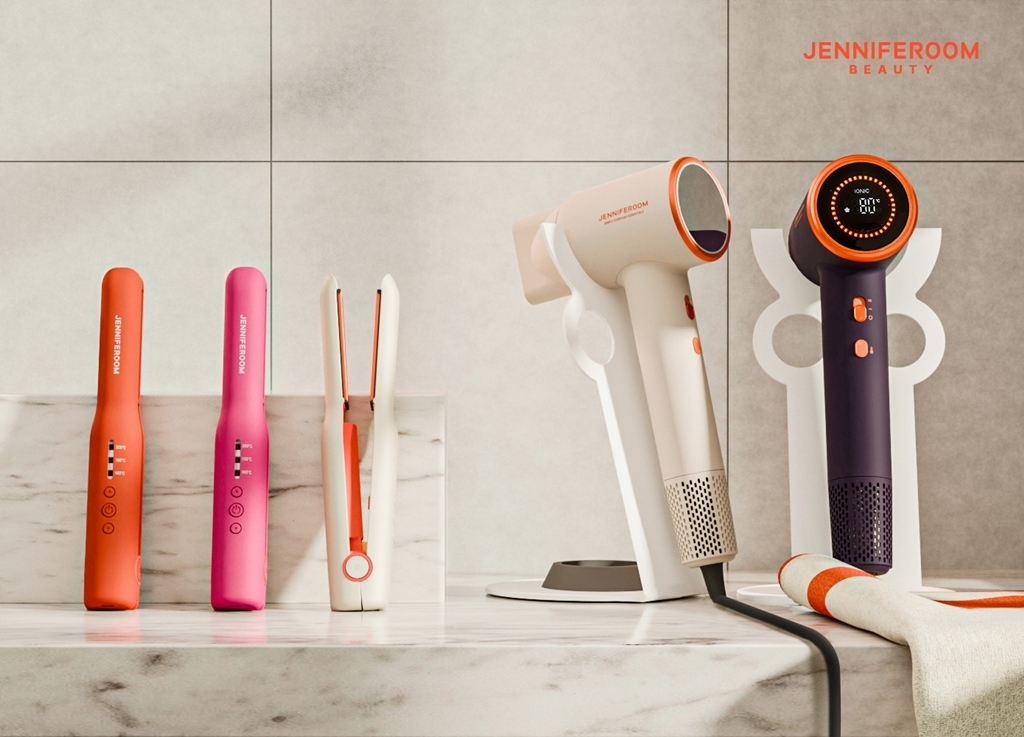 ‘포켓 미니 고데기’(왼쪽)와 ‘에어 글로우 LED 드라이기’. 제니퍼룸 제공