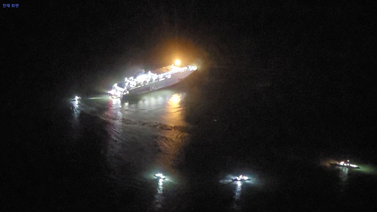 밤바다 한가운데 좌초된 대형 여객선