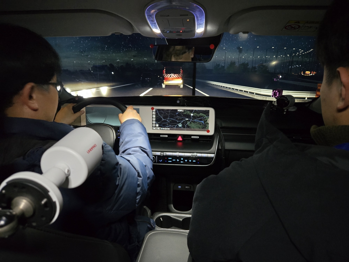 지난 19일 AI집적단지 열린 ‘대형 드라이빙 시뮬레이터 테크(TECH) 세미나’에서 모빌리티 분야 기관 관계자들이 대형 드라이빙 시뮬레이터를 체험하고 있다. 인공지능산업융합사업단 제공