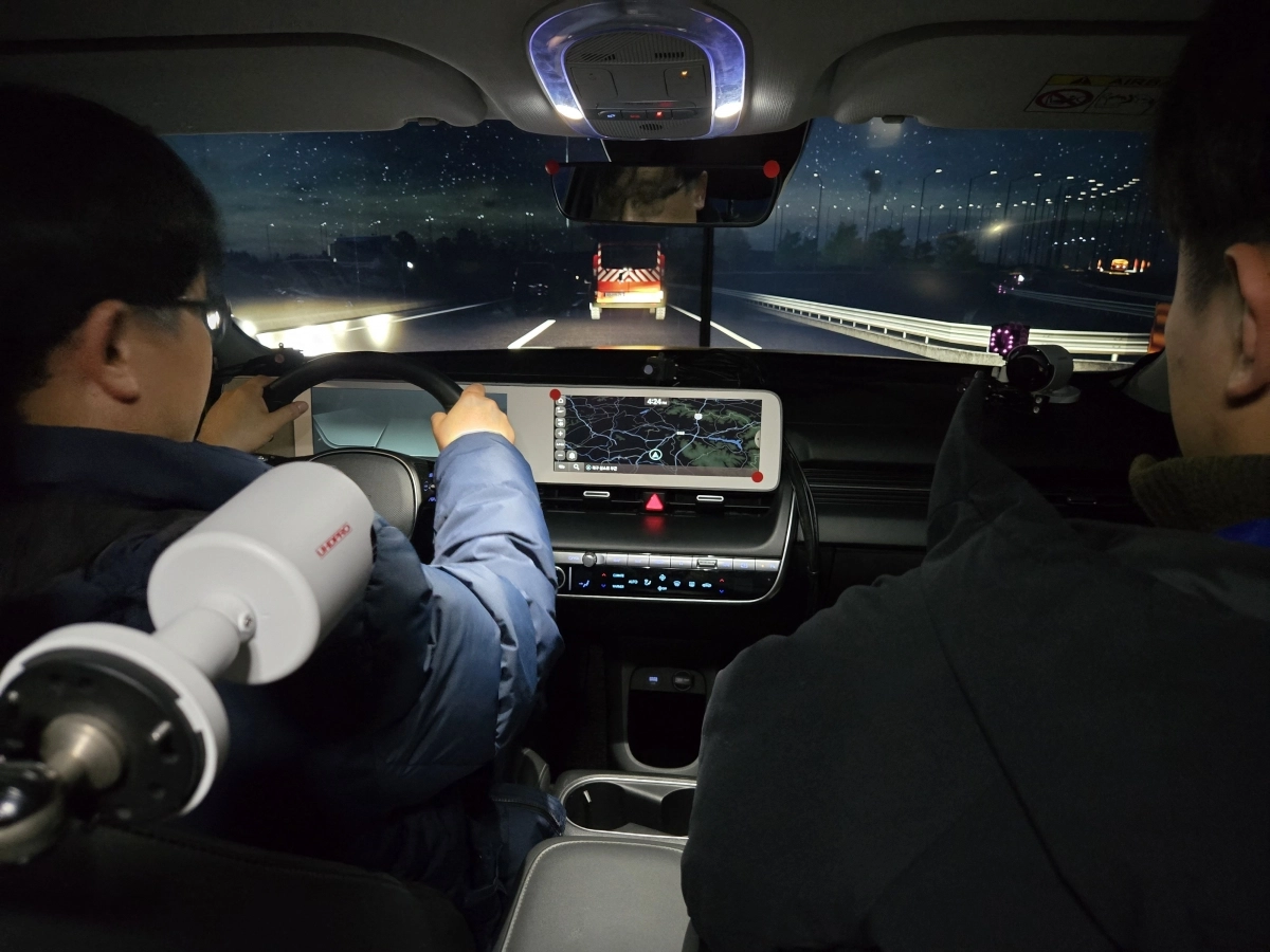 지난 19일 AI집적단지 열린 ‘대형 드라이빙 시뮬레이터 테크(TECH) 세미나’에서 모빌리티 분야 기관 관계자들이 대형 드라이빙 시뮬레이터를 체험하고 있다. 인공지능산업융합사업단 제공