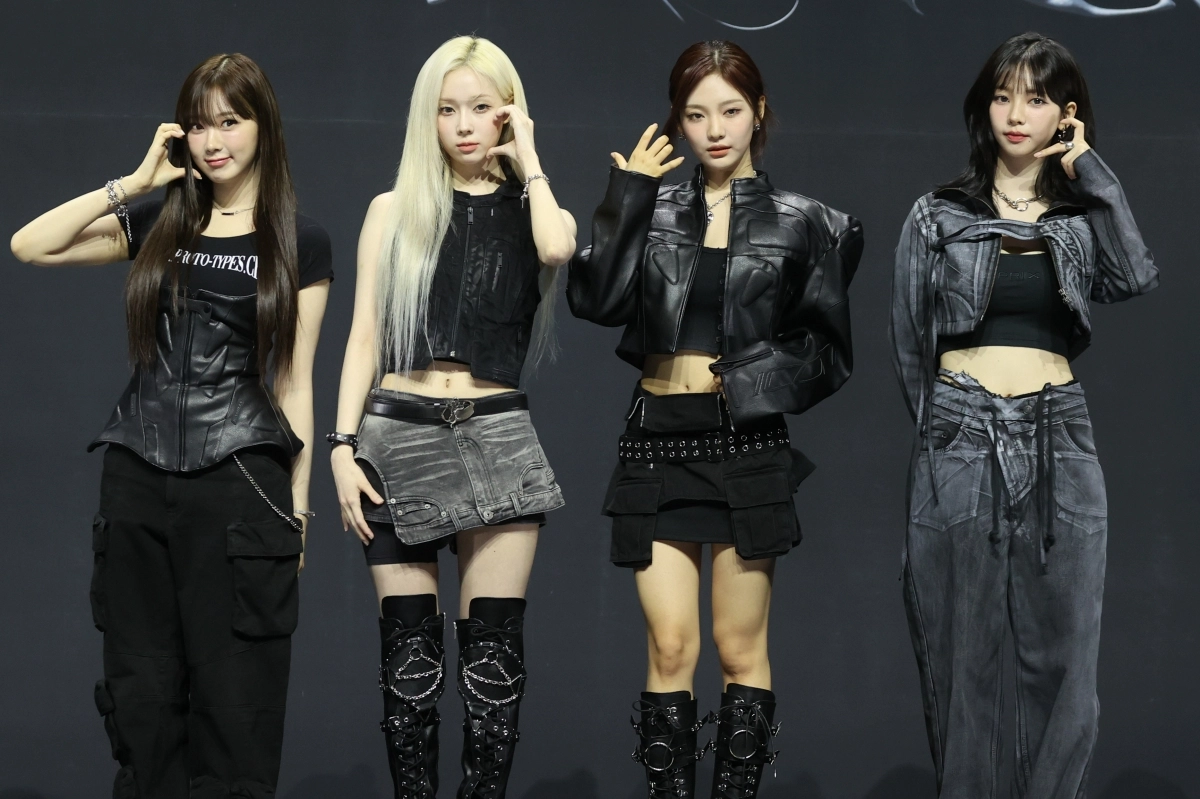 그룹 에스파가 첫 정규 앨범 ‘Armageddon’(아마겟돈)을 발표하며 열린 기념 쇼케이스에서 포즈를 취하고 있는 모습. 2024.5.27 연합뉴스