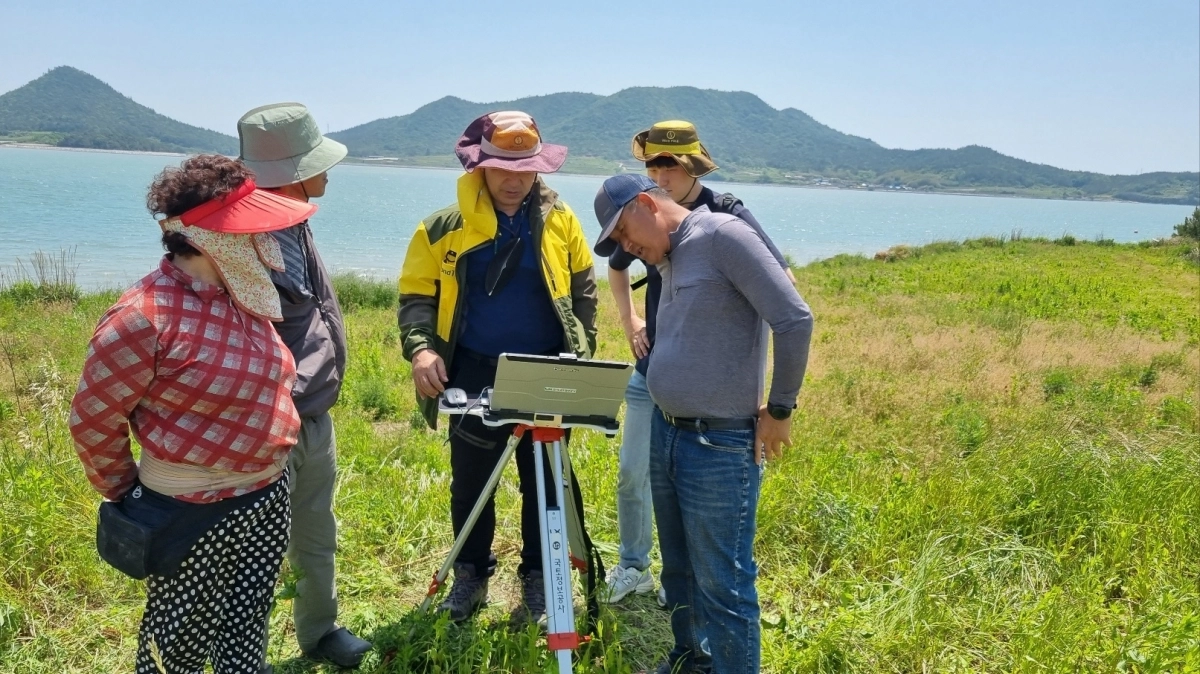 전남도가 지목변경 현실화 사업을 위한 현장 실사를 벌이고 있다.