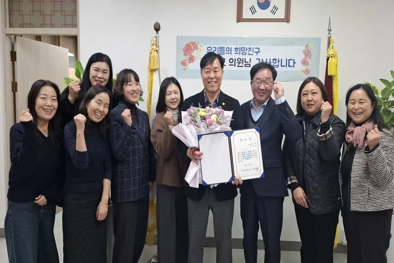 지난 19일 정문학교 트램펄린 설치 지원으로 학교측으로부터 감사패를 받은 송도호 의원
