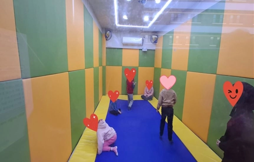 트램펄린이 설치된 정문학교