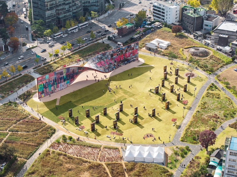 지난 9월 26일부터 이달 18일까지 서울 곳곳에서 열린 ‘제5회 서울도시건축비엔날레’ 행사의 전경. 서울시 제공