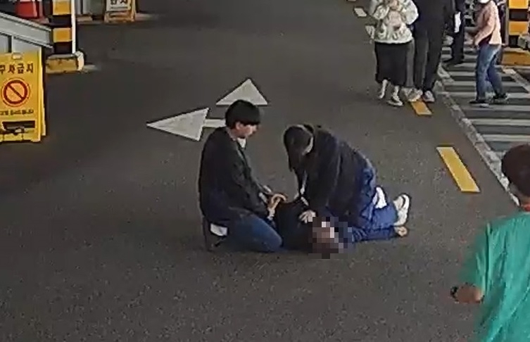 단국대병원 직원들이 심폐소생술을 하고 있다. 단국대병원 제공