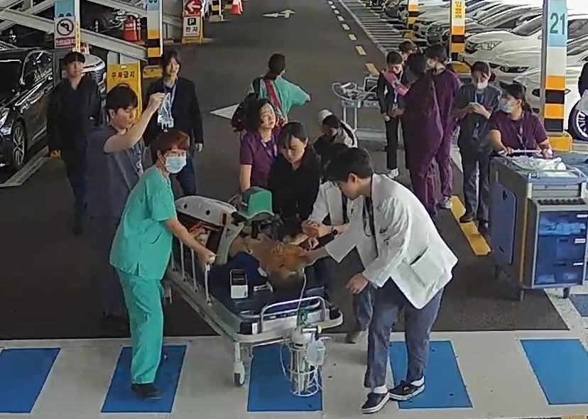 단국대병원 직원들 심폐소생술로 심정지에서 회복된 환자가 응급실로 옮겨지고 있다. 단국대병원 제공