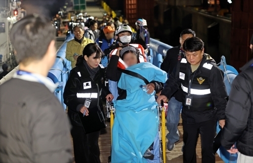 19일 좌초된 퀸제누비아2호에서 구조된 승객들이 해경의 도움을 받아 목포 해경 전용부두로 안전하게 이송되고 있다. (목포해경 제공)