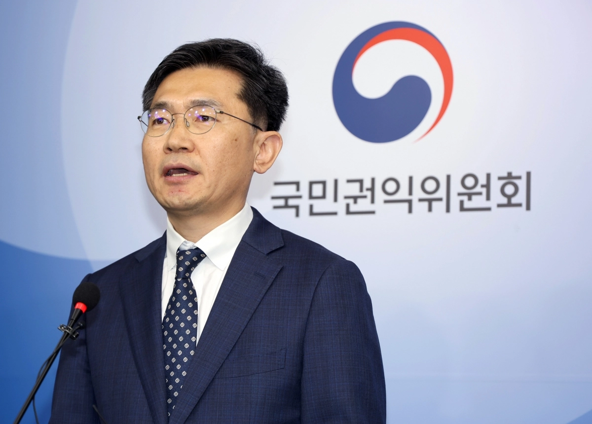 권익위, “공무원에게 자격증 부여 시 경력 기준 엄정히 해석해야”      (세종=연합뉴스) 오정택 국민권익위원회 재정경제심판과장이 20일 정부세종청사 권익위 브리핑실에서 ‘국세 행정사무 종사 경력’을 근거로 관련 공무원에 시험 없이 세무사 자격증을 부여할 때는 경력 인정 범위를 엄격히 해석해야 한다는 취지의 행정심판 결과를 설명하고 있다. 2025.11.20 [국민권익위원회 제공. 재판매 및 DB 금지]