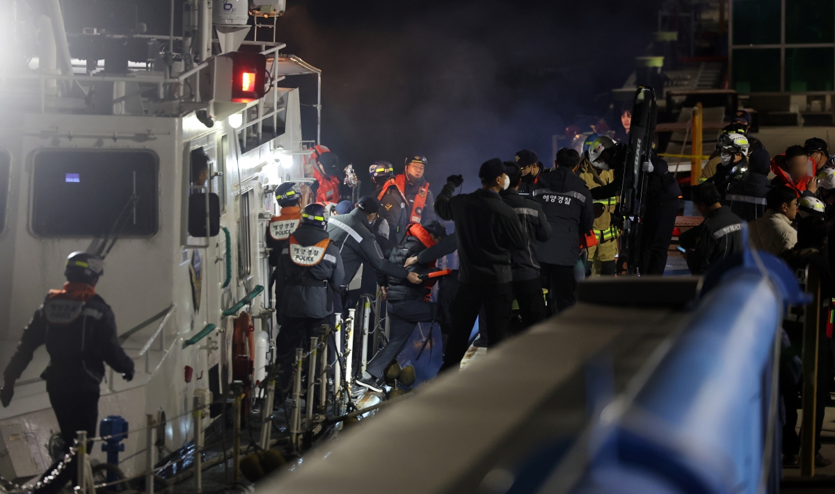 19일 오후 전남 목포시 목포해양경찰서 전용 부두로 여객선 퀸제누비아2호 탑승객들이 구조돼 이동하고 있다. 267명이 탑승한 퀸제누비아2호는 이날 오후 8시 16분쯤 전남 신안군 장산도 남방 족도에 좌초됐다. 2025.11.19 연합뉴스