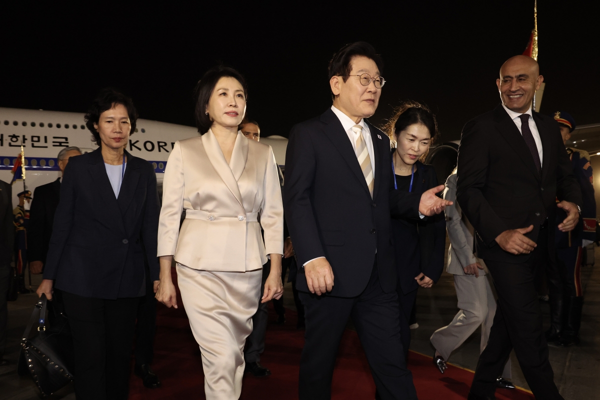 카이로 공항 나서는 이재명 대통령
