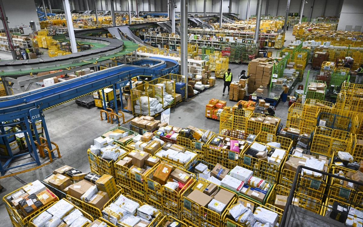 블랙 프라이데이를 앞두고 해외 직구 수요가 늘고 있는 가운데 20일 인천공항본부세관 특송물류센터에서 관계자들이 가득 쌓인 직구 물품 등을 검수하고 있다. 2025.11.20 이지훈 기자