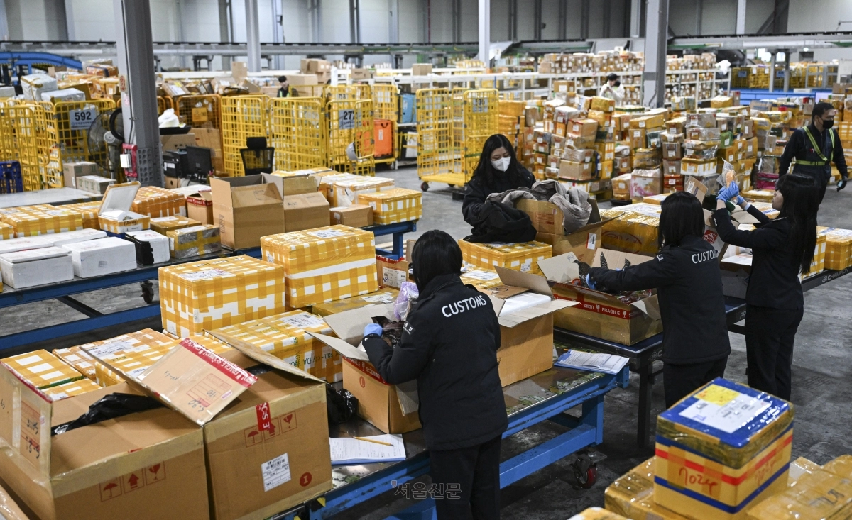 블랙 프라이데이를 앞두고 해외 직구 수요가 늘고 있는 가운데 20일 인천공항본부세관 특송물류센터에서 관계자들이 가득 쌓인 직구 물품 등을 검수하고 있다. 2025.11.20 이지훈 기자