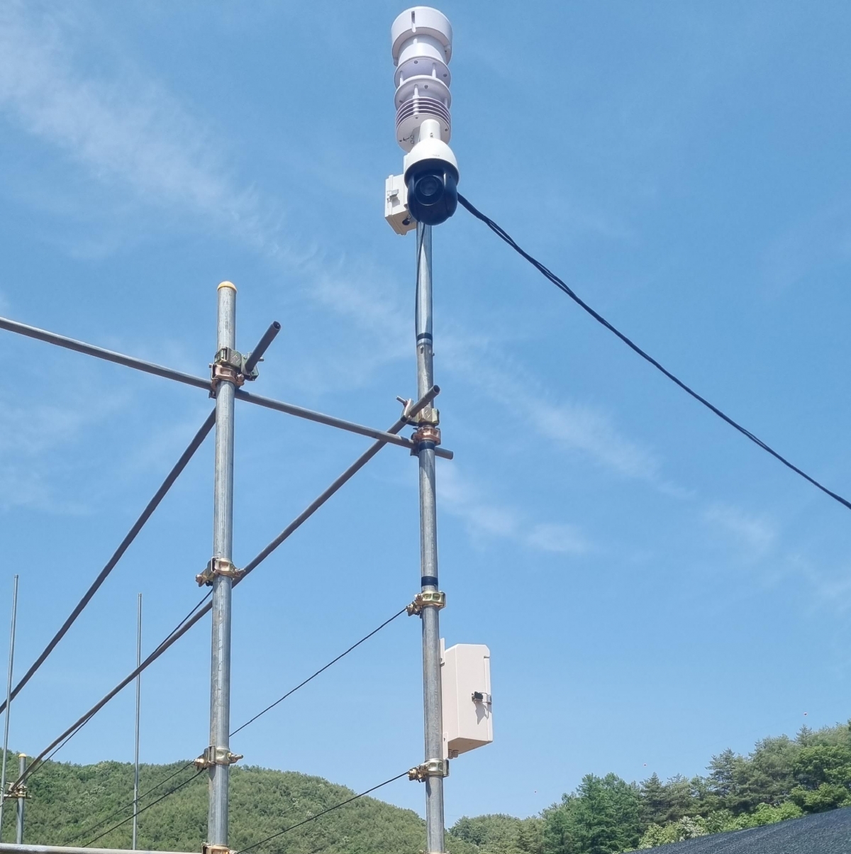 과수원에 설치된 기상관측장비. 단양군 제공.