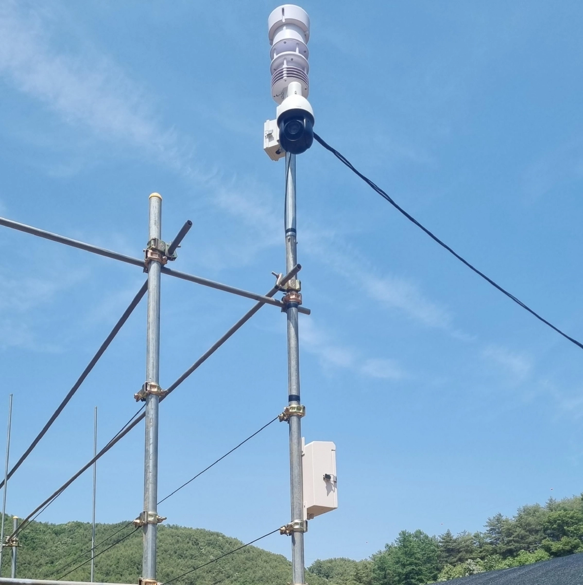 과수원에 설치된 기상관측장비. 단양군 제공.