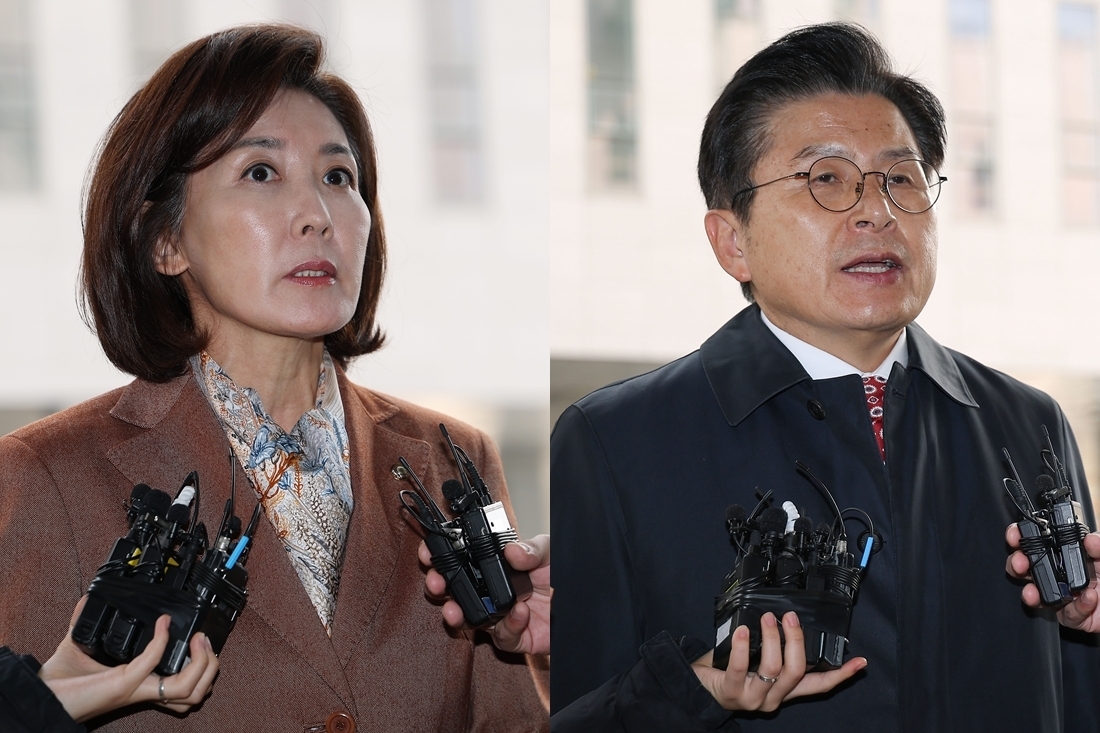 국민의힘 나경원 의원·자유와혁신 황교안 대표가 20일 ‘국회 패스트트랙 충돌’ 1심 선고 공판 참석을 위해 서울 양천구 서울남부지방법원에 들어서며 취재진의 질문을 받고 있다. 2025.11.20 연합뉴스