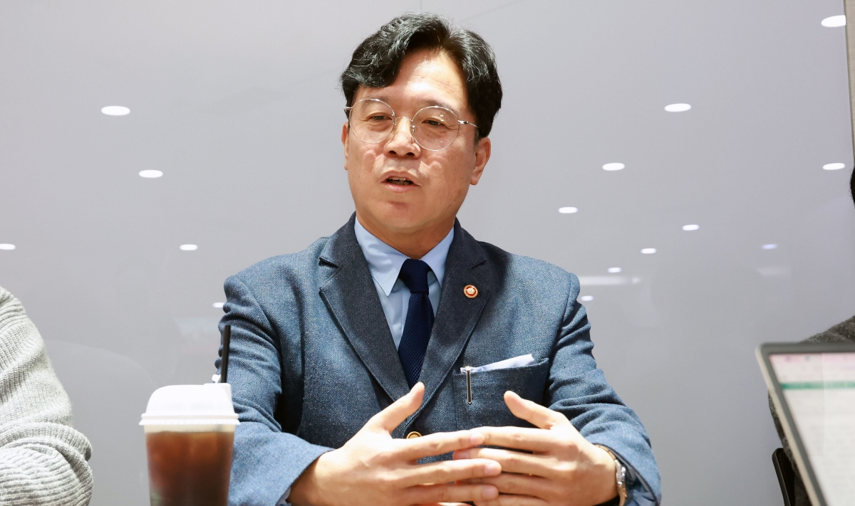 김영훈 고용노동부 장관이 20일 정부세종청사에서 열린 기자간담회에서 발언하고 있다. 노동부 제공