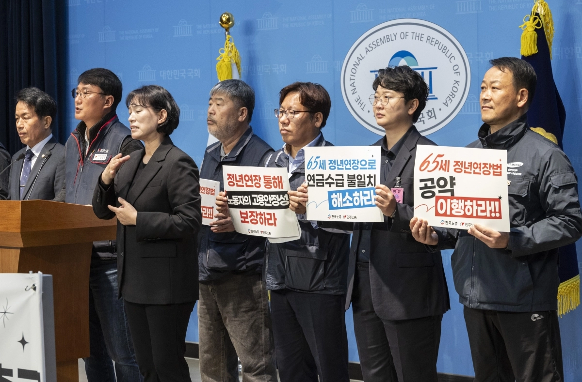 양경수 민주노총 위원장이 지난 5일 국회에서 진보당 윤종오 의원과 한국노총, 민주노총이 주최한 65세 법정 정년 연장 입법 연내 촉구 기자회견에 참석해 발언하고 있다. 연합뉴스