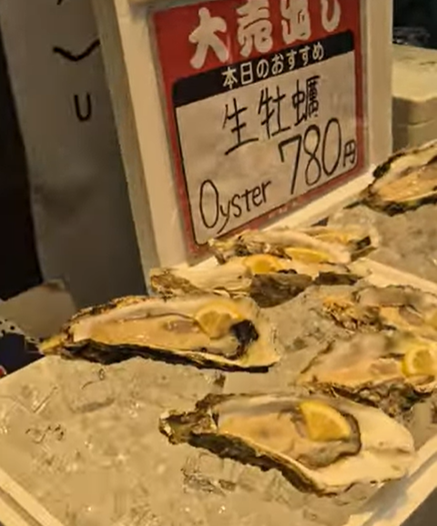 ‘바다의 우유’로 불리는 굴이 일본인들의 식탁에서 자취를 감췄다. 최근 일본 굴 주산지에서 양식 굴 80%가 폐사하는 초유의 사태가 발생하면서, 본격적인 제철을 맞아야 할 시기에 출하가 사실상 중단됐다. 사진은 일본에서 판매되는 굴 이미지. 유튜브 캡처