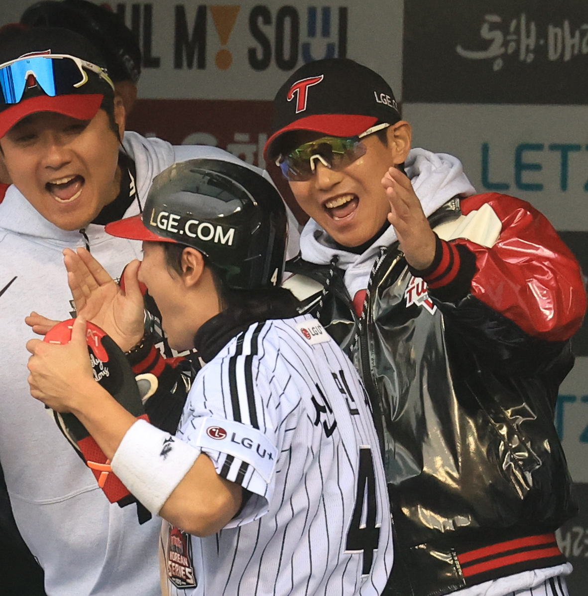 염경엽 LG 트윈스 감독이 지난달 26일 서울 잠실야구장에서 열린 2025 KBO 한국시리즈 1차전 한화 이글스와의 홈 경기에서 득점한 신민재를 환영하고 있다. 연합뉴스