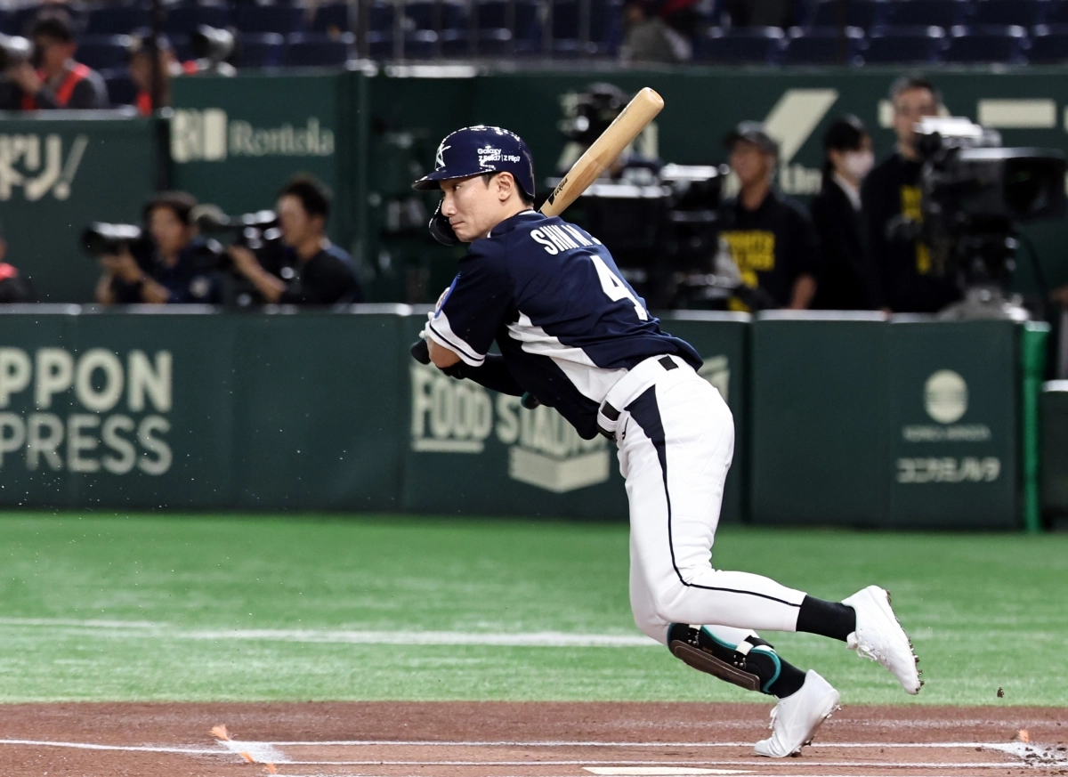 한국 야구 국가대표 신민재가 15일 일본 도쿄돔에서 2025 K-베이스볼 시리즈 일본과의 원정 경기에서 타격하고 있다. 도쿄 뉴스1