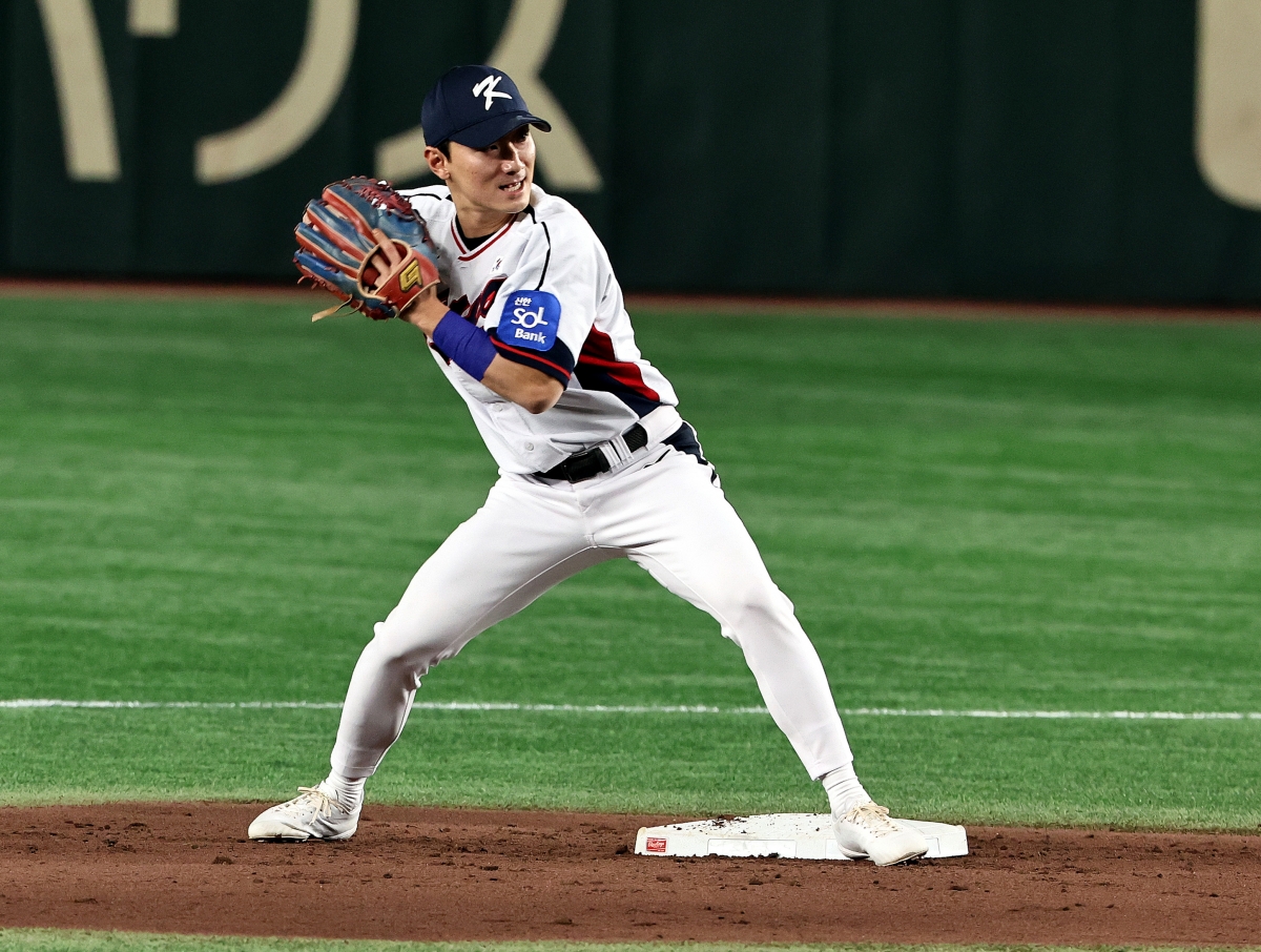 한국 야구 국가대표 신민재가 14일 일본 도쿄돔에서 2025 K-베이스볼 시리즈 일본과의 원정 경기를 하루 앞두고 수비 훈련하고 있다. 도쿄 뉴스1