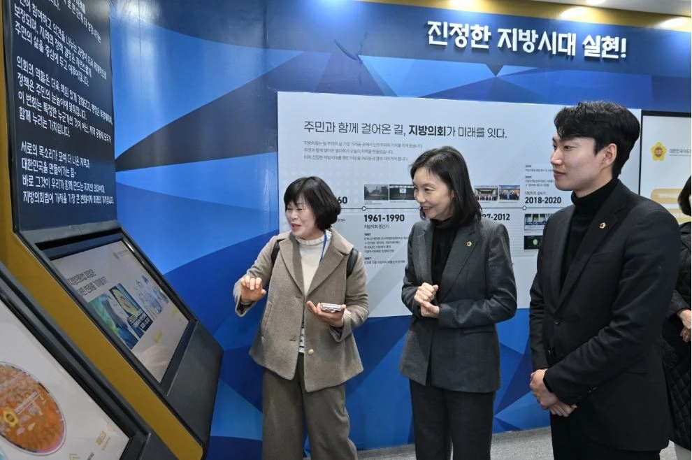 대한민국 지방시대 엑스포 전시회 부스 둘러보는 최호정 회장 김규남 의원