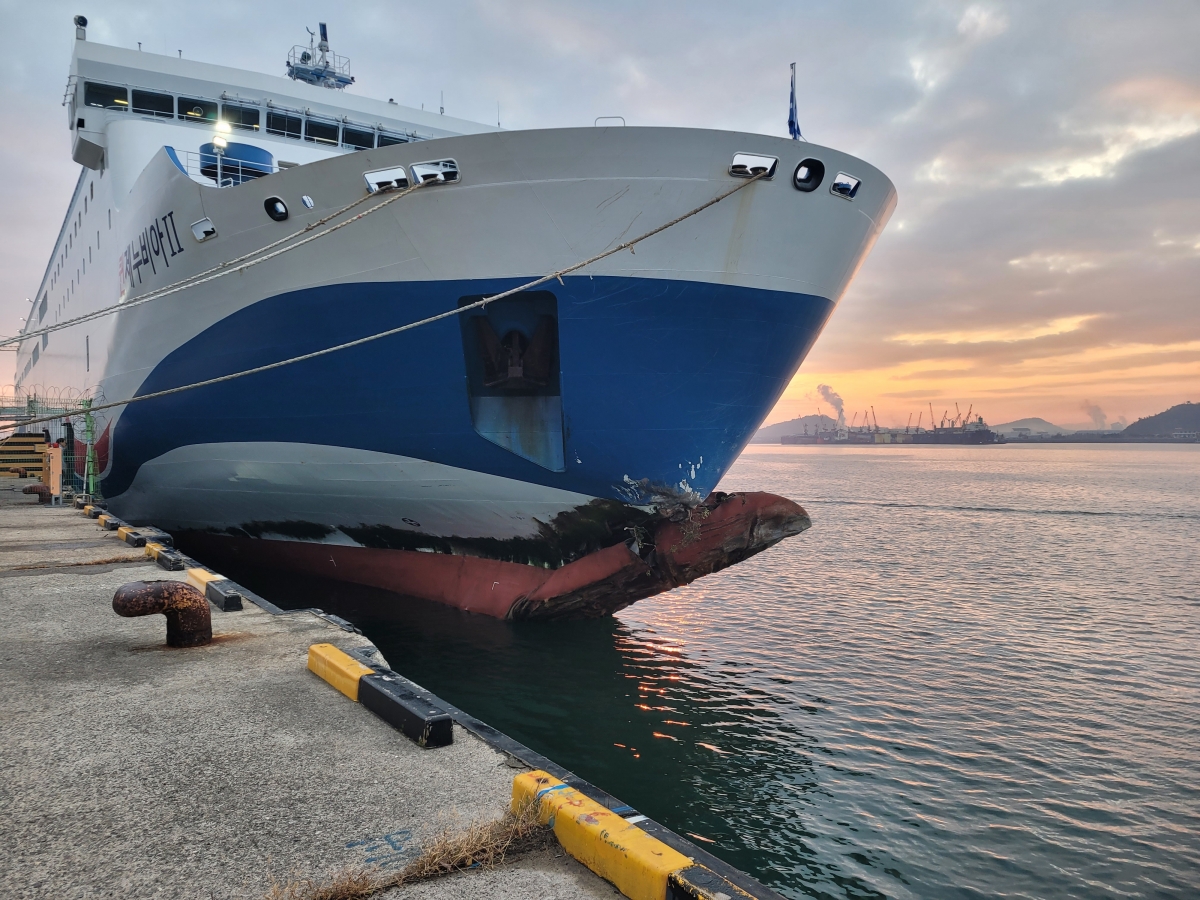 19일 신안 해역에서 좌초된 퀸제누비아2호 파공 부위. (목포해경 제공)