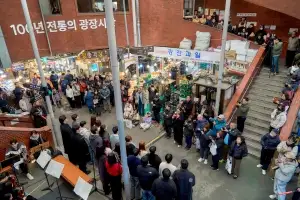 ‘칼국수와 클래식 그리고 K팝’…광장시장 관광객 발길 사로잡은 ‘2025 서울바이브’
