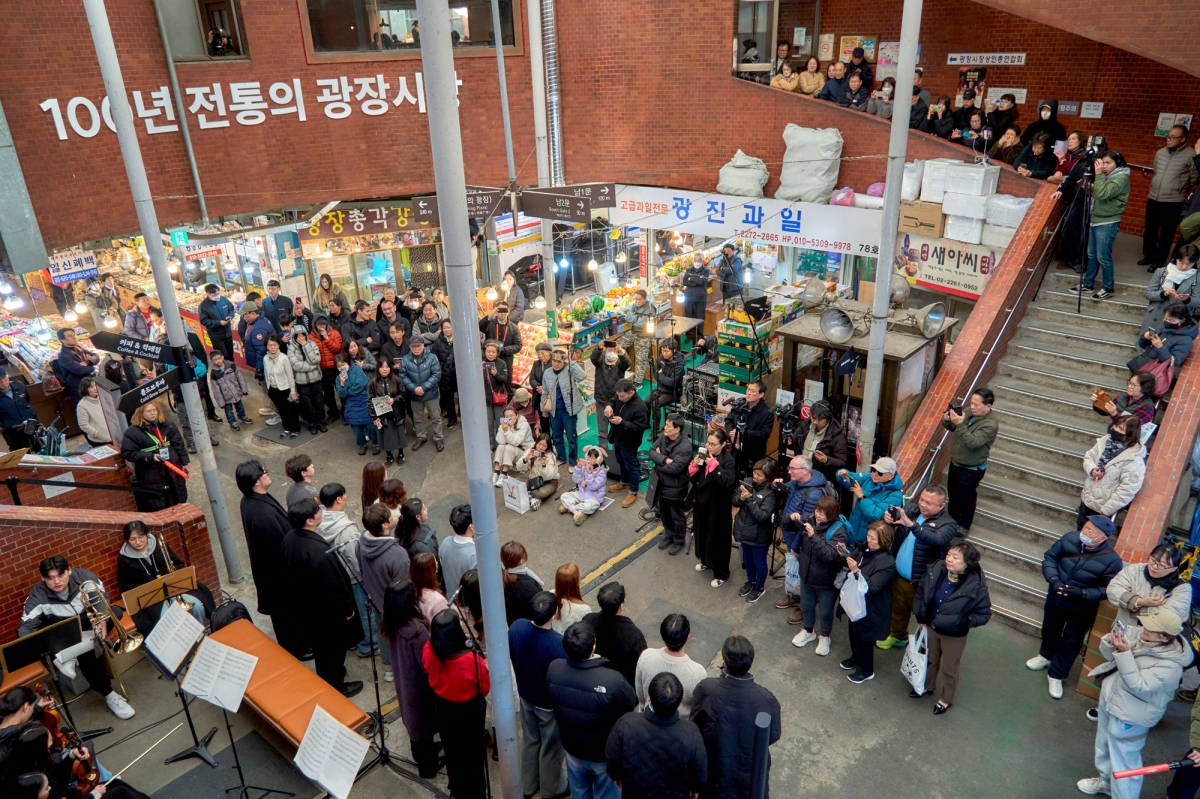 18일 서울 중구 광장시장 특설무대에서 열린 ‘2025 서울바이브’ 행사에서 클래식 연주자들이 시장 방문객과 관광객에게 독창적인 공연을 선보이고 있다.