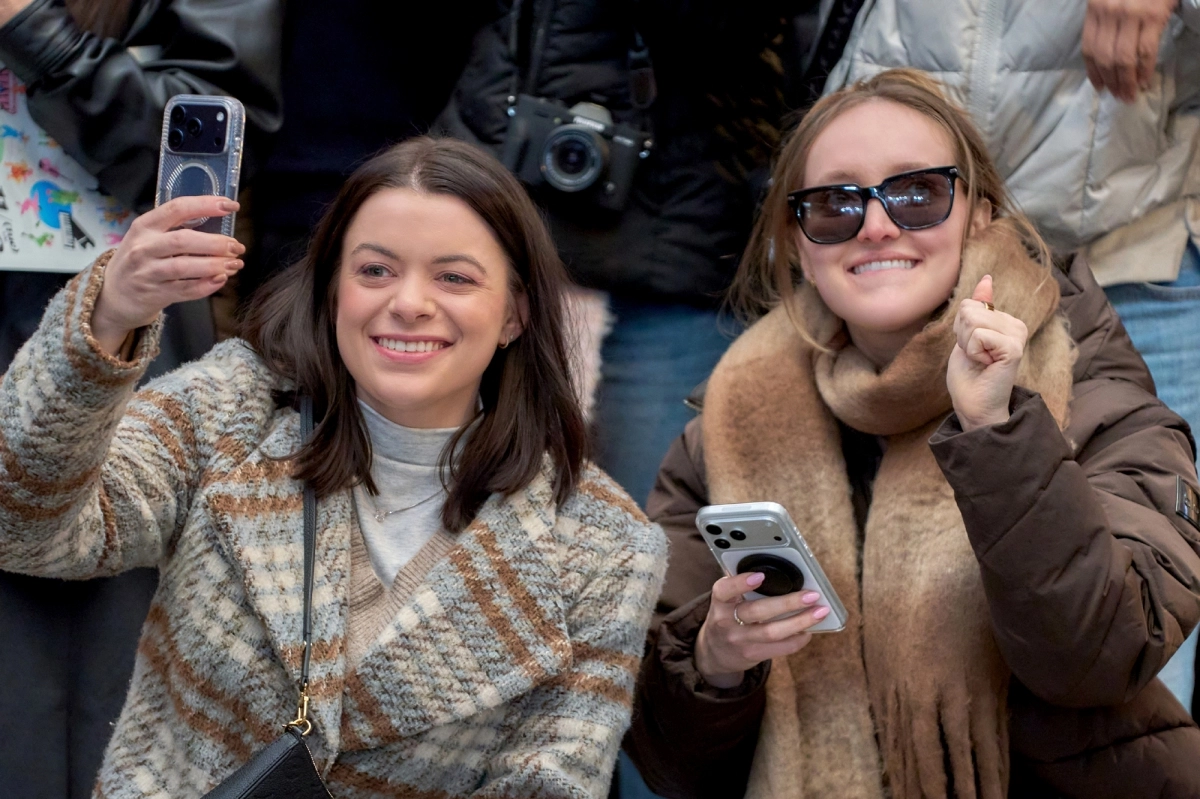 18일 서울 광장시장에서 열린 ‘2025 서울바이브’ 공연을 관람하는 외국인 관광객들이 밝은 표정으로 촬영하며 공연을 관람하고 있다.