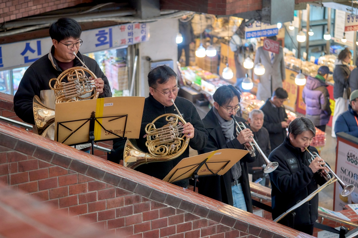 18일 서울 종로구 광장시장에서 열린 ‘2025 서울바이브’에서 프라임 필하모닉 오케스트라 단원들이 K팝 클래식 공연을 하고 있다.